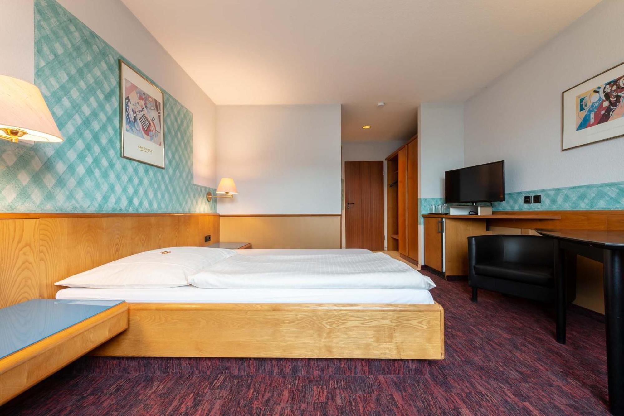 Enjoyhotel Garni Korntal Stuttgart B&B Parkplatz Sprinter Exteriér fotografie