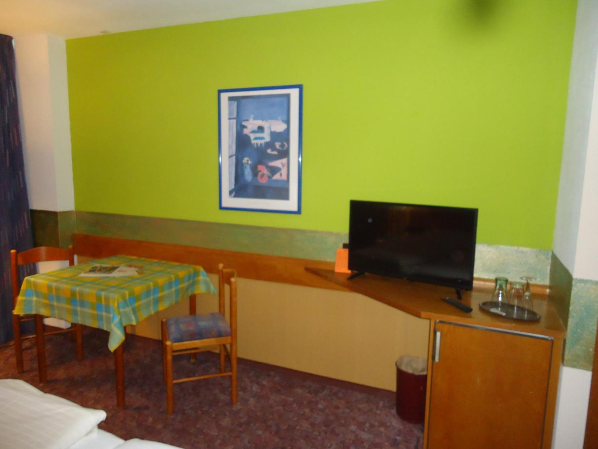 Enjoyhotel Garni Korntal Stuttgart B&B Parkplatz Sprinter Exteriér fotografie